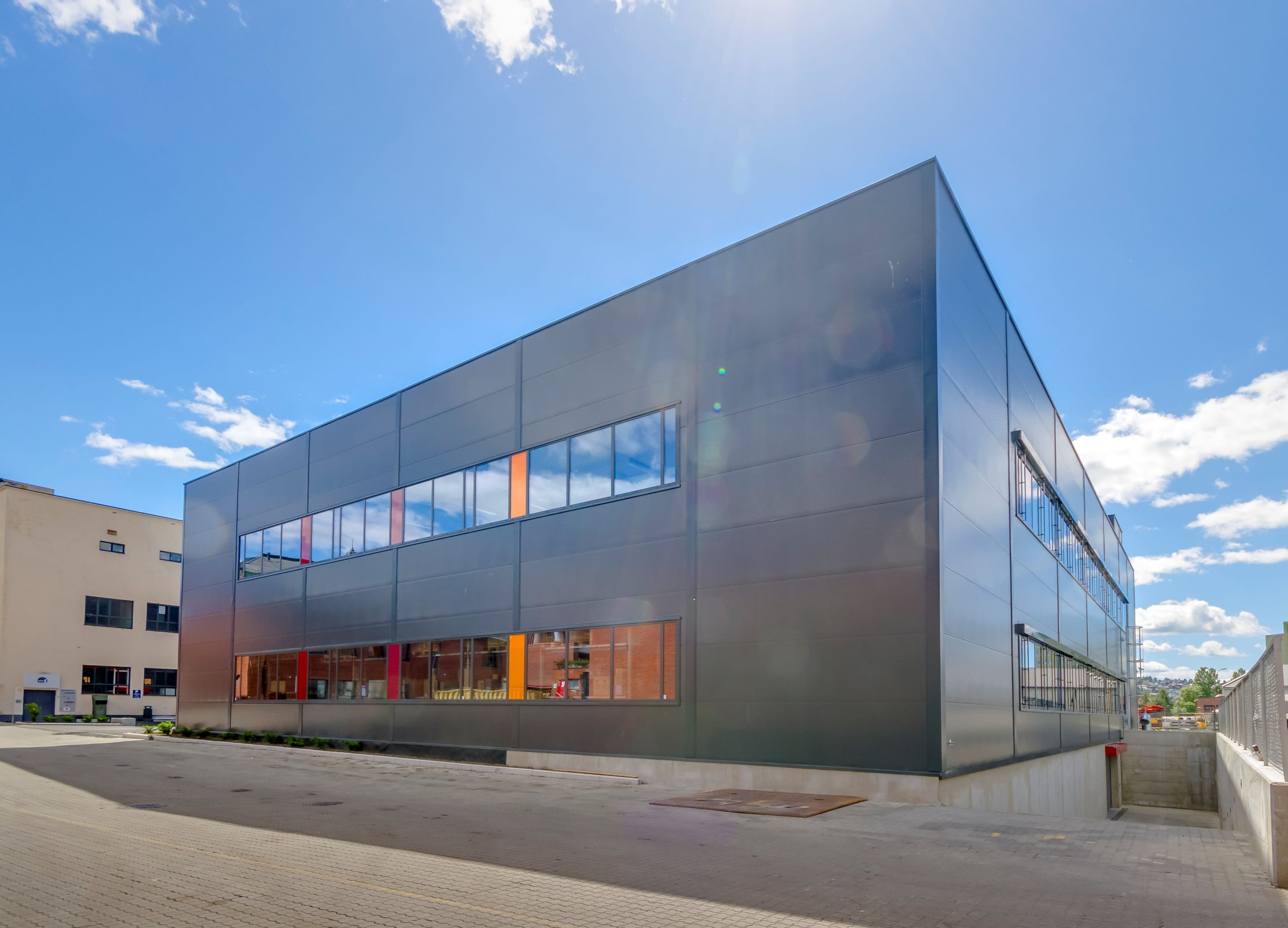 Næringsbygg fasade sett fra baksiden